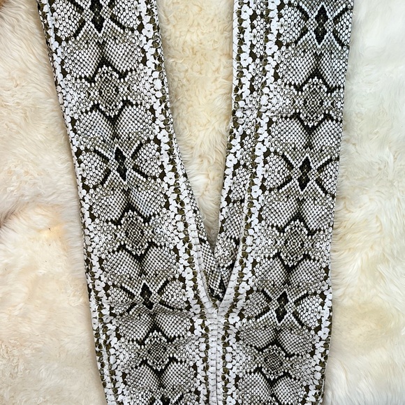 Python Snake-Print Jeans 🔥 petite friendly - Picture 3 of 5